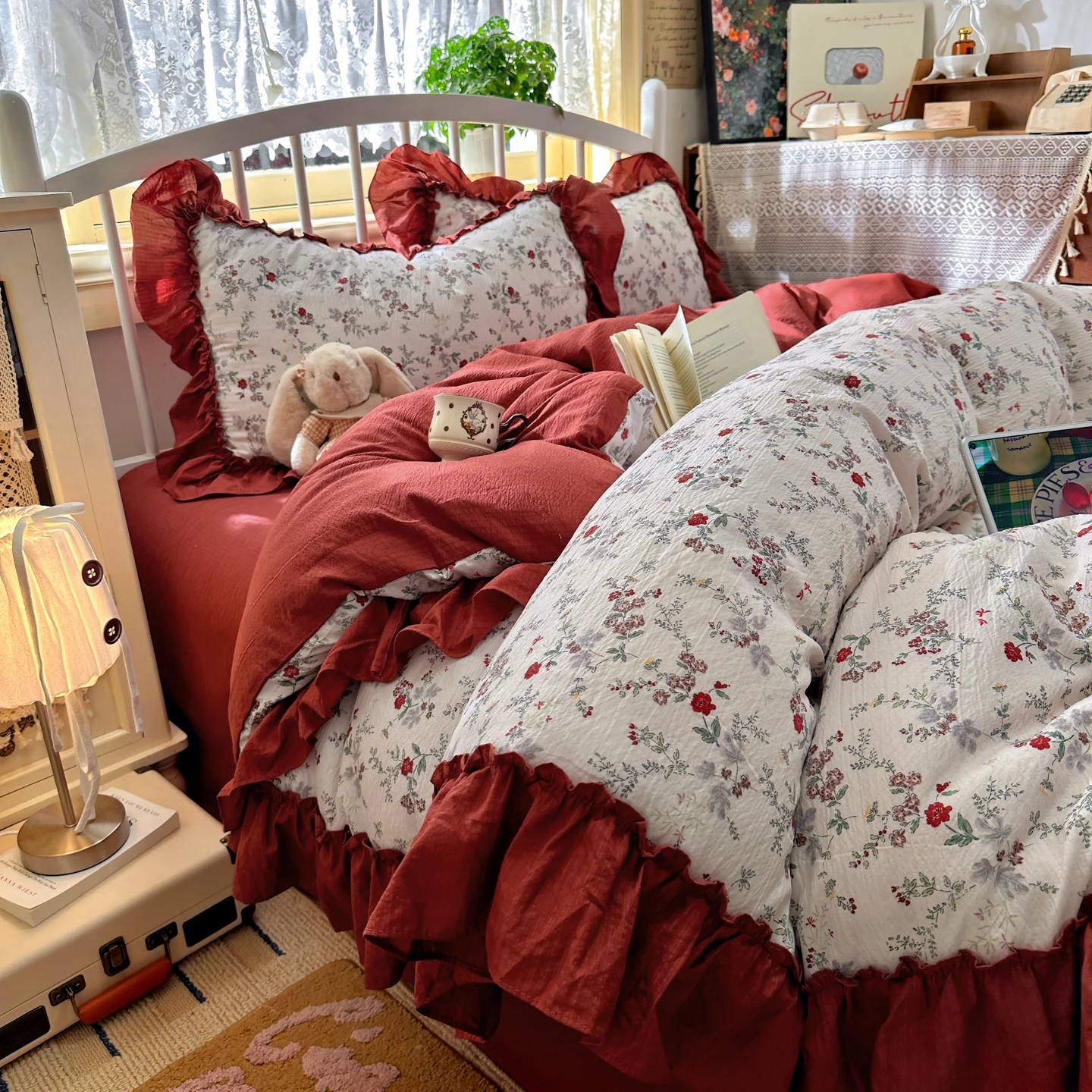 Aesthetic Floral Duvet Cover - フレンチ・ヴィンテージ風の美しい寝具セット。カントリー調の花柄フリル付き掛け布団カバーと枕カバー2枚のセット。シングル、フル、クイーン、キングサイズに対応。