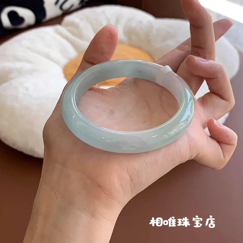 Lighting - 薄緑色の緑豆色のビルマ産氷蝋質ジェダイトの上質な翡翠ブレスレット